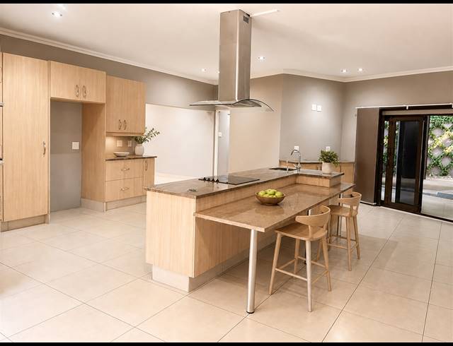 6 BEDROOM HOUSE FOR SALE IN BRYANSTON
